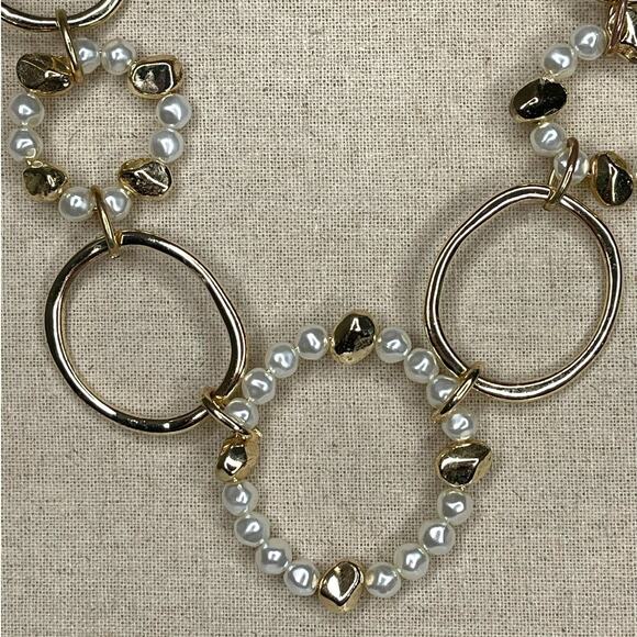 Faux Pearl and Gold Tone Circle Necklace Lobster Claw Clasp - Picture 3 of 8